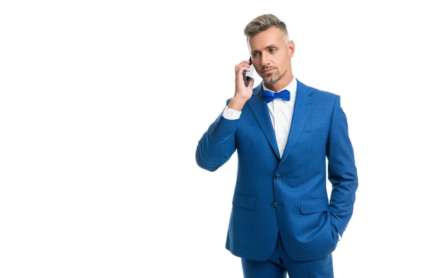 Hombre en azul pajarita traje hablar en el teléfono aislado en blanco con espacio de copia —  Fotos de Stock
