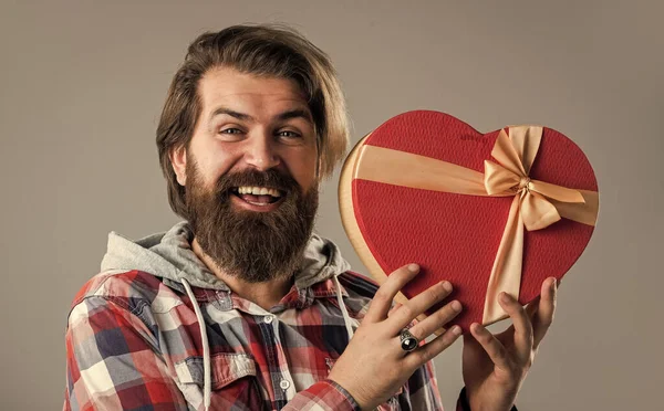 Varázslatos. Egy férfi szerelmes randin. Jóképű hipszter, ajándékdobozzal. Boldog Valentin napot! — Stock Fotó