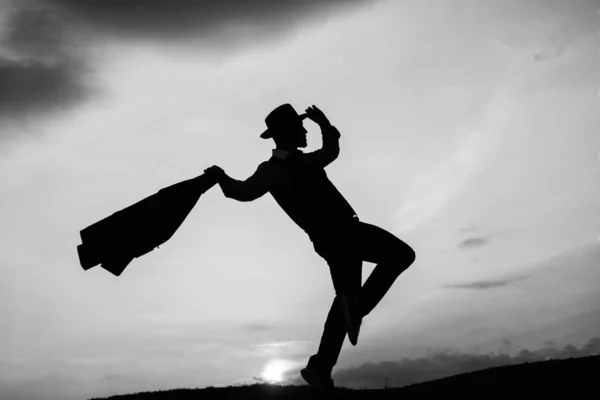日の出の空に自由を感じながら踊る男性ダンサーのシルエットインスピレーション — ストック写真