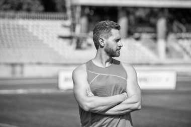 Spor giyim modası. Erkek sporcu sabah egzersizi yapar. Sporcu sporcusu dışarıda çalışıyor. Sağlık hizmeti. Kaslı adam spor yapıyor. Spor giyimli bir adam. Spor ve sağlıklı yaşam tarzı rutini