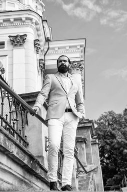 Kendi tarzında. Sakallı ve bıyıklı, kendine güvenen ve karizmatik bir adam. Erkek şehir modası. Yüz kılı bakımı. Resmi giyinmiş, olgun, vahşi bir adam. Modaya uygun sakallı hippi şık bir ceket giyiyor.