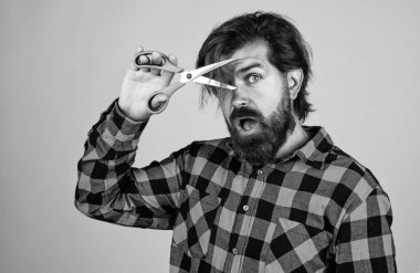 Saçını kesmeyi dene. Berberler makas kullanır. Moda adamı saç kesmek için makas kullanır. Kuaför salonundaki kendine güvenen adam. Erkeklik ve karizma. Sakallı hippi sakalını ve bıyığını kesti. berber dükkanı