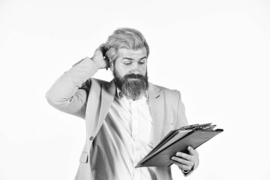 Teftiş. Kontrol konsepti. Resmi takım elbiseli bir adam elinde bilgi tutuyor. Kontrol benim sorumluluğumda. Müdürüm. Sosyal hizmetler görevlisi. Her şeyi kontrol et. Belgeli bir iş adamı