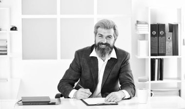 İş stratejisi geliştiriyorum. Şirketten sorumlu. CEO ve yönetici. Sakallı patron ofisinde oturuyor. Yönetici sorunları çözüyor. Görevli işadamı başarılı iş çözümleri sundu