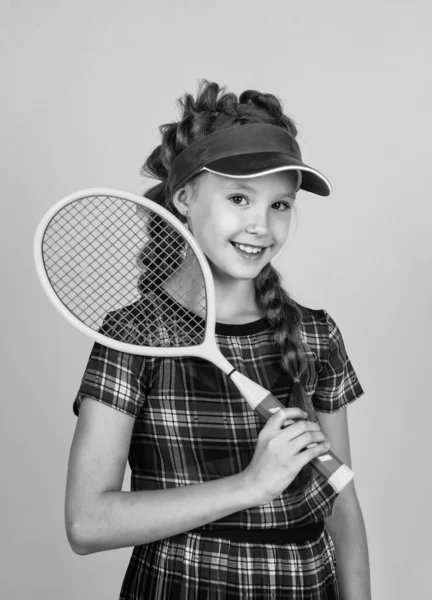 Bel sorriso. Giocatore di tennis per bambini. Torniamo a scuola. infanzia felice e sana. stile di vita attivo. — Foto Stock