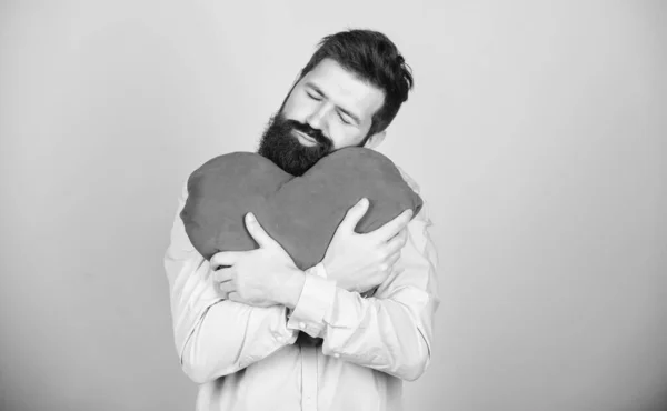 孤独と壊れた心を感じる。大きな赤いハートを持った髭の男。2月14日に愛を表現するバレンタインマン。病気や心臓の問題が大好きです。心臓発作と心痛 — ストック写真
