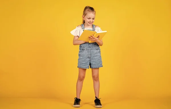 귀여운 아이는 책으로 부터 지식을 읽고 학교로 돌아갑니다. — 스톡 사진