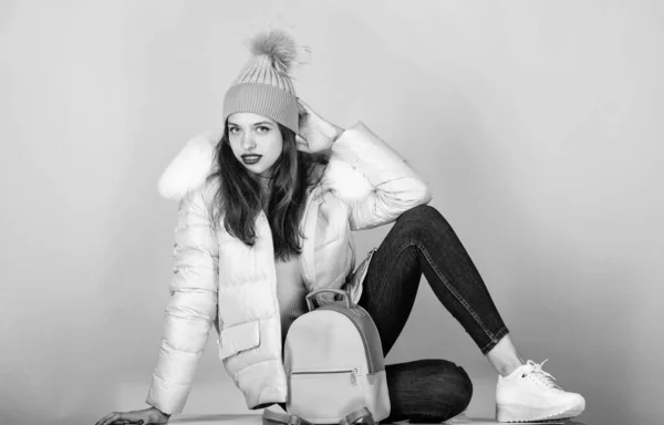 Relaxe pose. roupas quentes de inverno. Compras. Boas férias de inverno. gripe e estação fria. Moda saco de couro. Mulher de chapéu de gorro com mochila. Rapariga de casaco inchado. moda de pele falsa — Fotografia de Stock