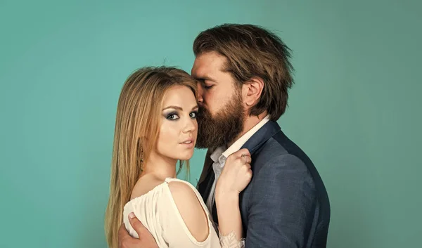 ひげを生やした男とセクシーな女を受け入れる欲望のカップル — ストック写真