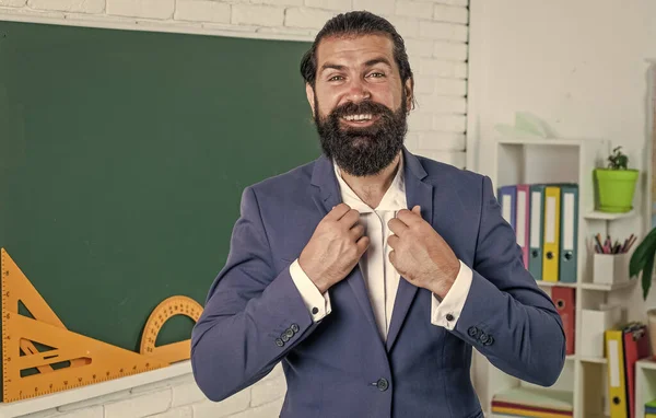Homem com barba e bigode olhar como homem de negócios ou professor na faculdade ou na escola, moda de escritório — Fotografia de Stock