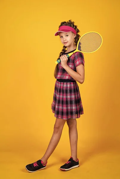 Sağlıklı ve aktif bir yaşam tarzı. Enerji dolu. Mutlu çocukluk. Şapkalı çocuk raketi tutuyor. Raketli çocuk. Genç kız spor antrenmanı yapıyor. Fitness 'e adanmıştır. tenis ya da badminton oyuncusu — Stok fotoğraf