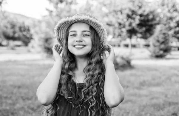 公園で晴れた夏の日を楽しむ楽観的な笑顔の女の子 — ストック写真