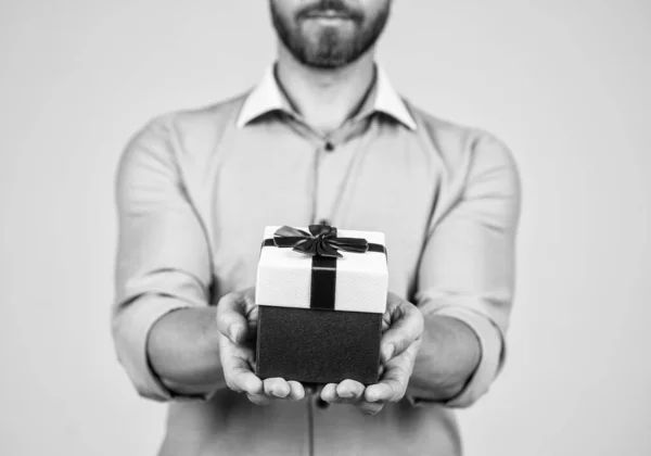 Ongeschoren man bijgesneden bekijken geschenk doos gebonden met rood lint strik selectieve focus, boksdag — Stockfoto