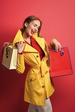 Moda kıyafetleri içinde şık bir kadın. Pazartesileri alışveriş torbaları, siber pazartesi.