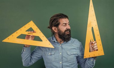 Olgun sakallı erkek öğretmen, okulda karatahta, geometri