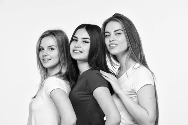 Gruppe von Freundinnen auf weißem Hintergrund, sie ist ein besonderes Konzept — Stockfoto