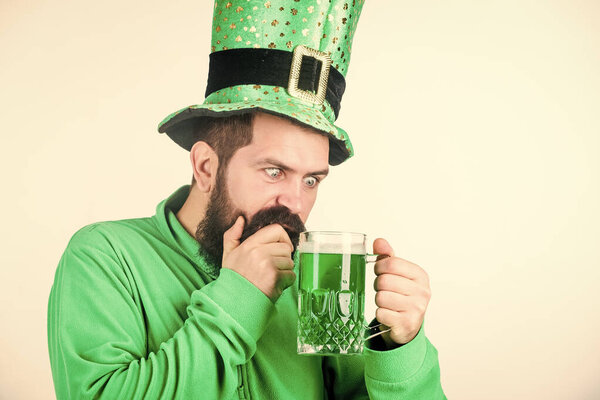 Зеленая пивная кружка. Пить пиво часть празднования. Ирландский паб. Алкоголь потребление неотъемлемой частью святого Патрика день. Откройте для себя культуру. Ирландская традиция Человек жестокий бородатый хипстер пьет пинтовое пиво