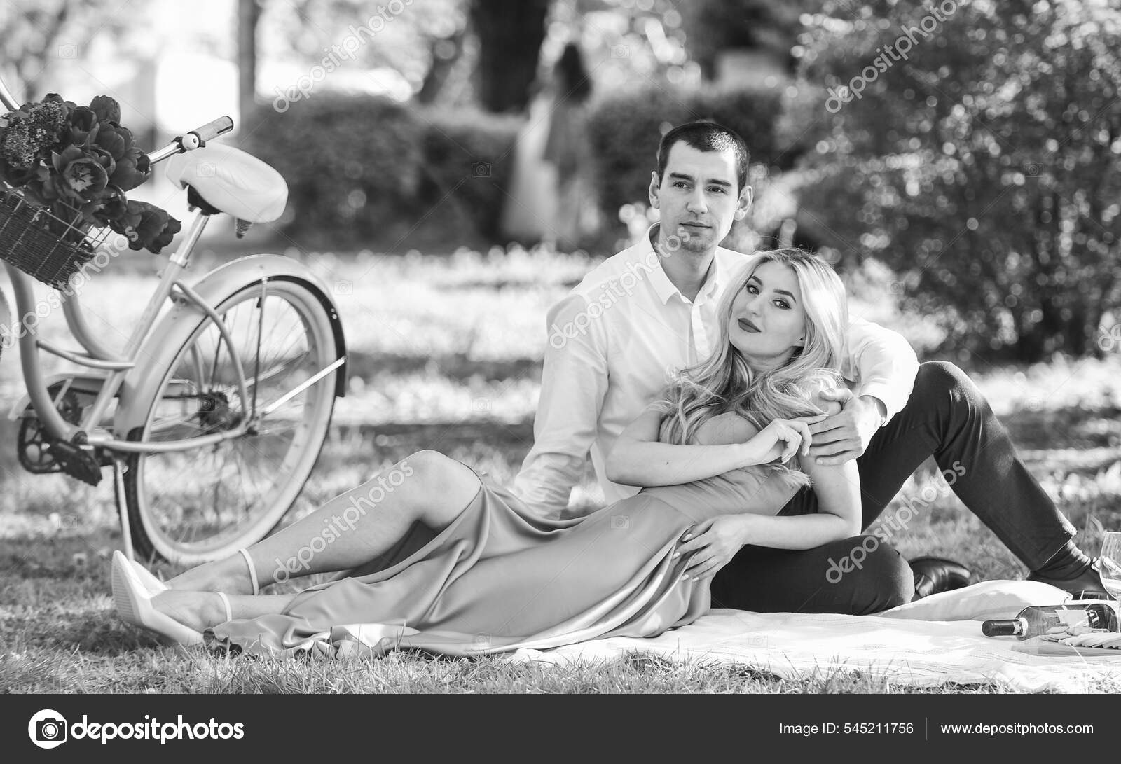 Bonitas vacaciones de chica y el hombre viajan en