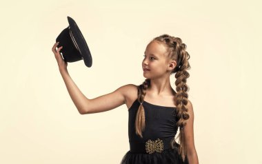 Şuna bak. Siyah şapkalı çocuk beyaz arka planda izole edilmiş. Kuaför salonu. Saçlarının güzelliği. Retro görünümlü genç kız. Güzellik ve moda. Mutlu çocukluk. çocuk modası modası
