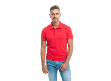 Beyaz arka planda beyaz saçlı neşeli olgun bir adam, erkek modası.
