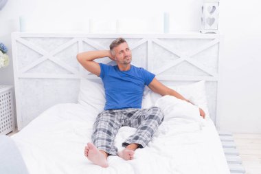 Uyan ve iyi bir gün geçir. Mutlu adam yatakta rahatla. Uyan! Uyan! Uyan artık. Sabah rahatlaması