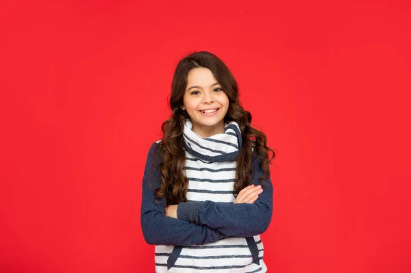 Teen girl on red background. portrait of child wearing warm clothes. express positive emotion. — Fotografia de Stock