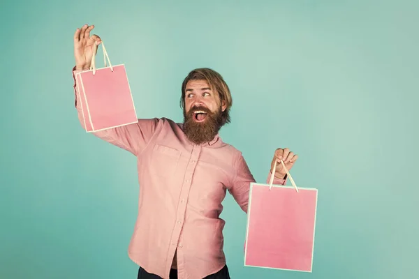 Brutaler bärtiger Mann hält Geschenk oder Geschenkpaket, Sonderangebot — Stockfoto