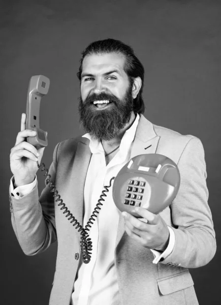 Goed verzorgd man in bruiloft formalwear heeft baard gebruik retro telefoon, bel — Stockfoto