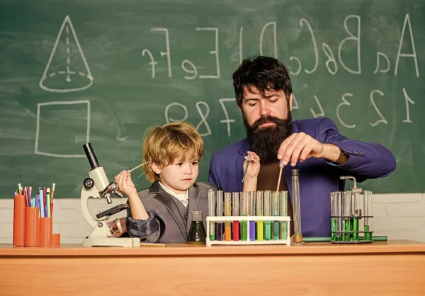 Ideen fürs Leben. Biologie- und Chemieunterricht. Zurück zur Schule. Lehrer mit kleinem Jungen. Schulbildung. Pädagogisches Konzept. Vater und Sohn in der Schule — Stockfoto