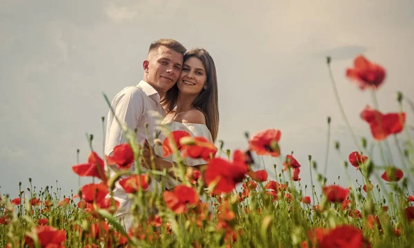 사랑에 빠지는 것. 여름 방학. 붉은 꽃 사이의 행복 한 가족. 봄 자연의 아름다움. 사랑과 로맨스. 로맨틱 한 관계. 사랑하는 아름다운 커플. 양귀비 꽃밭에 있는 남녀 — 스톡 사진