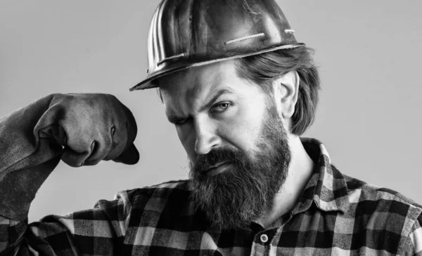 Człowiek z brodą. Brutalny, dojrzały hipster nosi koszulę w kratkę. dzień pracy. budowa i naprawa — Zdjęcie stockowe