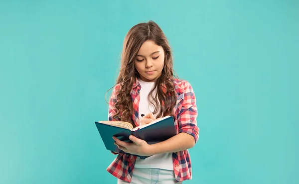 Allievo occupato o studente tenere quaderno. teen girl studio con libro. bambino in possesso di copybook. — Foto Stock