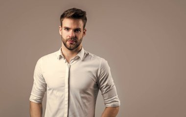 Resmi giyinmiş genç yakışıklı adamın yüzünde ve iş hayatında kıllar var.