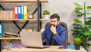 meşgul yetişkin girişimci ofiste bilgisayar üzerinde çalışıyor, mesleki meslek