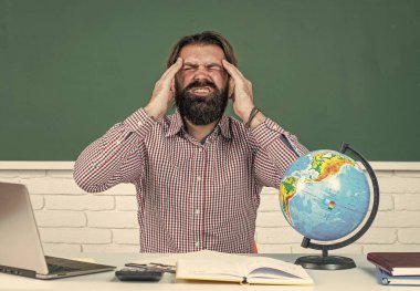 Çalışmada sorunlar. resmi eğitim. Erkek öğrenci zor bir ders sırasında sınıfta oturur. Sınavı geç. Öğrenmek zordur. Stresli hippi öğretmen. Aşırı çalışan sakallı adam stresli.
