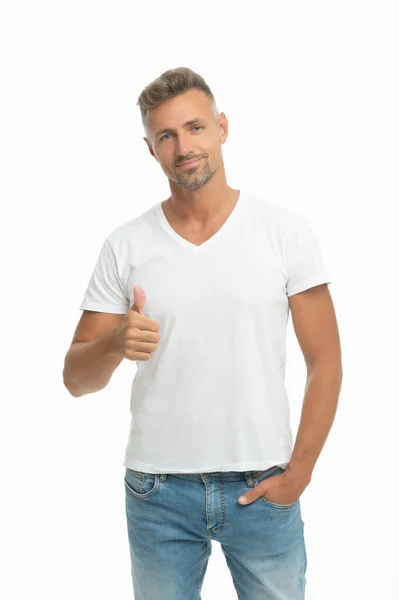 Puse mi pulgar por ti. Feliz hombre dar el pulgar. Hombre guapo mostrar signo de aprobación — Foto de Stock