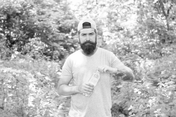 Homme barbu mature avec barbe en vêtements d'été bouteille d'eau libre dans la forêt, après la formation — Photo