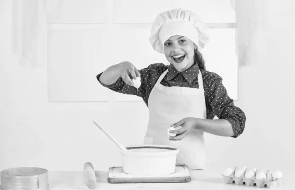 尝一下好吃的烹饪和烹调。戴着帽子和围裙的孩子。在厨房烘焙的面包师. — 图库照片
