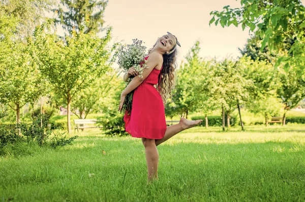 Gelukkig kid meisje oogsten biologisch kamille bloemen — Stockfoto