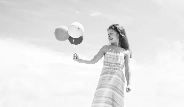 Красива дівчина-підліток з вечірніми кульками на відкритому повітрі, вечірка — стокове фото