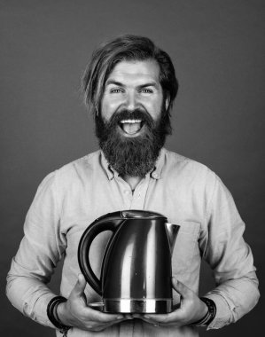 En iyi teklif. Sakallı adam. Sıcak içecek iç. Mutfak gereçlerini sunuyorum. İyi kalite. Sakallı, çay içen olgun bir hippi. Elektrikli su ısıtıcısı olan vahşi bir adam. Gününü ısıt