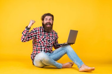 Kendini soyutlama. Mutlu adam piyangoyu kazandı. Mesafe öğrenme. Başarıyı hisset. Coronavirus karantinasındayken evden çalışacağım. Dizüstü bilgisayarında çalışan hipster adamın portresi.