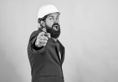 Sakallı işçi. Sırada sen varsın. kopyalama alanı. Miğferli mutlu bir mimar. Vahşi sakallı adam şantiyede çalışıyor. Proje üzerinde çalışıyorum. bina konsepti. İnşaatçı ya da mühendis.