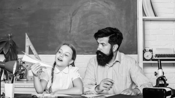 学習者のコミュニティを作る。先生と女子高生。男は教育者に髭を生やし、生徒は楽しんでいた。積極的に成長し、達成している介護学習者を開発します。学校学習者レジャー — ストック写真