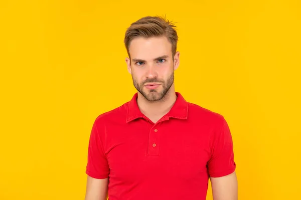 Nieogolony młody mężczyzna w czerwonej koszuli na żółtym tle, moda — Zdjęcie stockowe