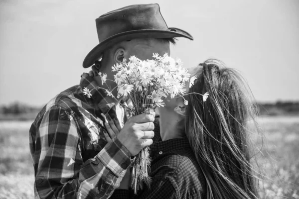 Homem e mulher ter data romântica no campo de flores de papoula com música de guitarra e vinho, amor — Fotografia de Stock