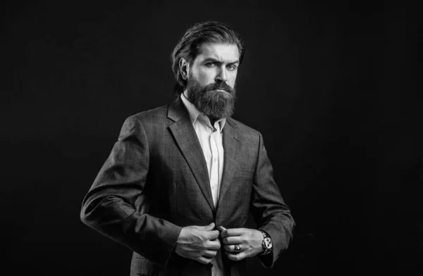 Férfi szakállas viselni szürke öltöny vállalati stílus, divat stylist koncepció — Stock Fotó