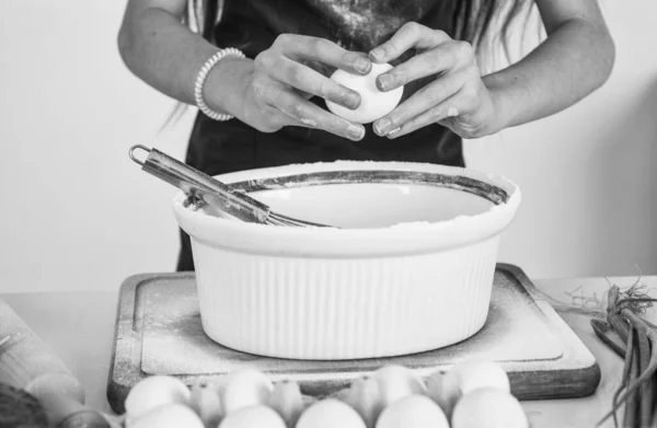 Gyermek veri tojás és liszt a tészta verő, konyha — Stock Fotó