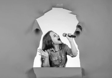 Rock yapmak için doğmuşum. Çocuk partide iyi eğlenceler. Mikrofonlu mutlu şarkıcı. Kız şarkı söylüyor. vokal okulu konsepti. Karaoke kulübü. Müzik benim hayatım. Çocuk mikrofonla şarkı söylüyor. neşeli etkinlik yöneticisi