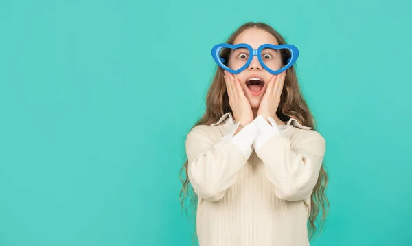 Έκπληξη έφηβος κορίτσι σε γυαλιά κόμμα σε μπλε φόντο με αντίγραφο χώρου, φανταχτερό — Φωτογραφία Αρχείου